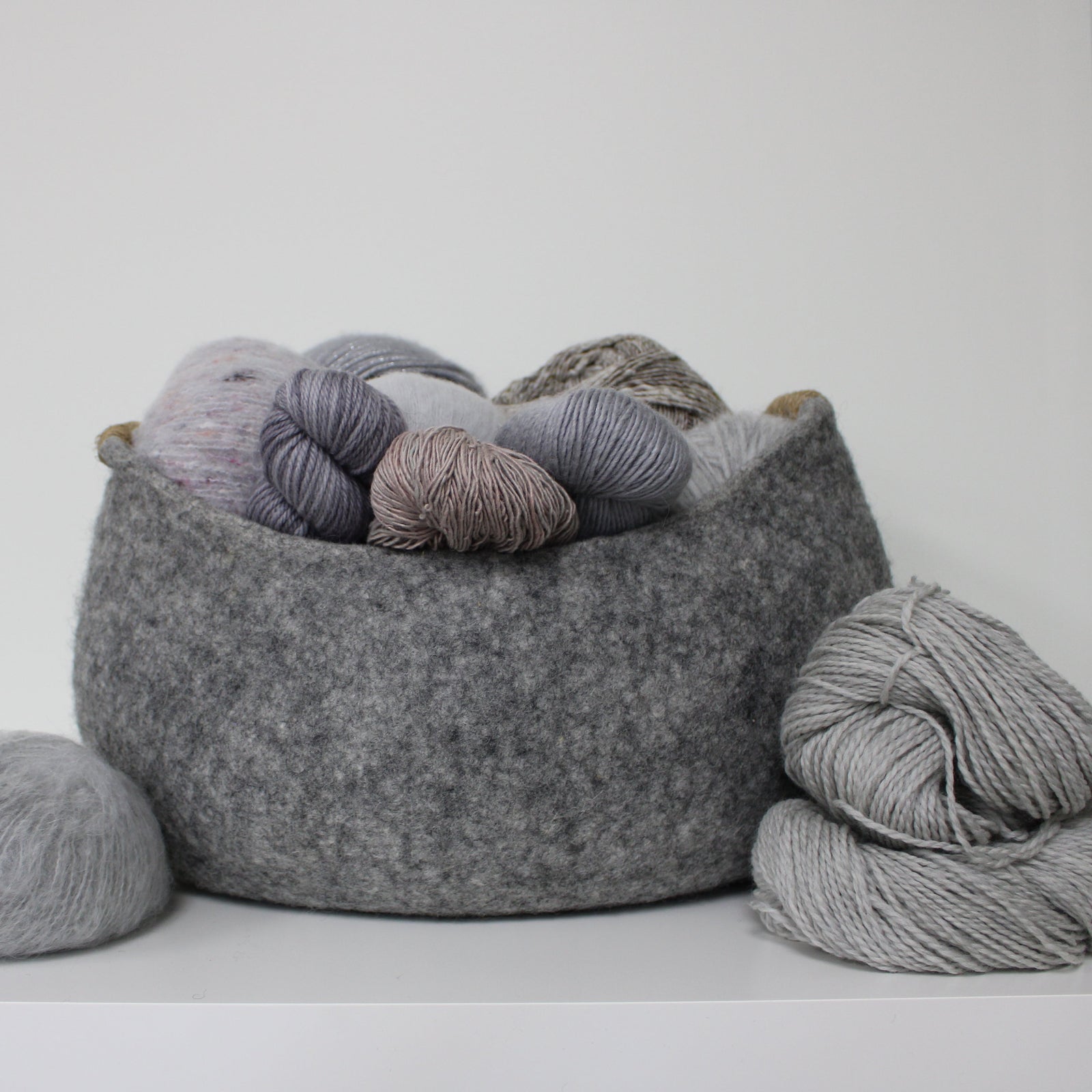 Wool Felt basket with handles in Flecked Grey