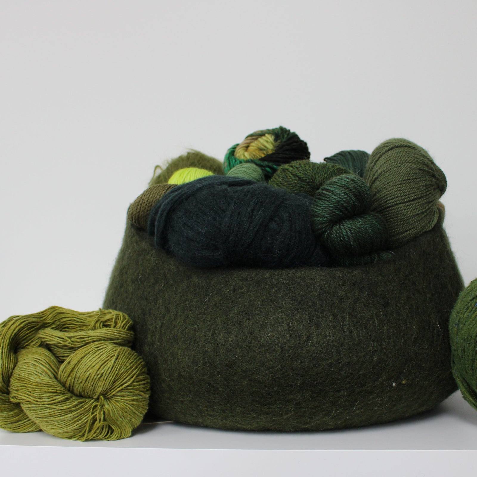 Wool Felt basket with handles in Forest