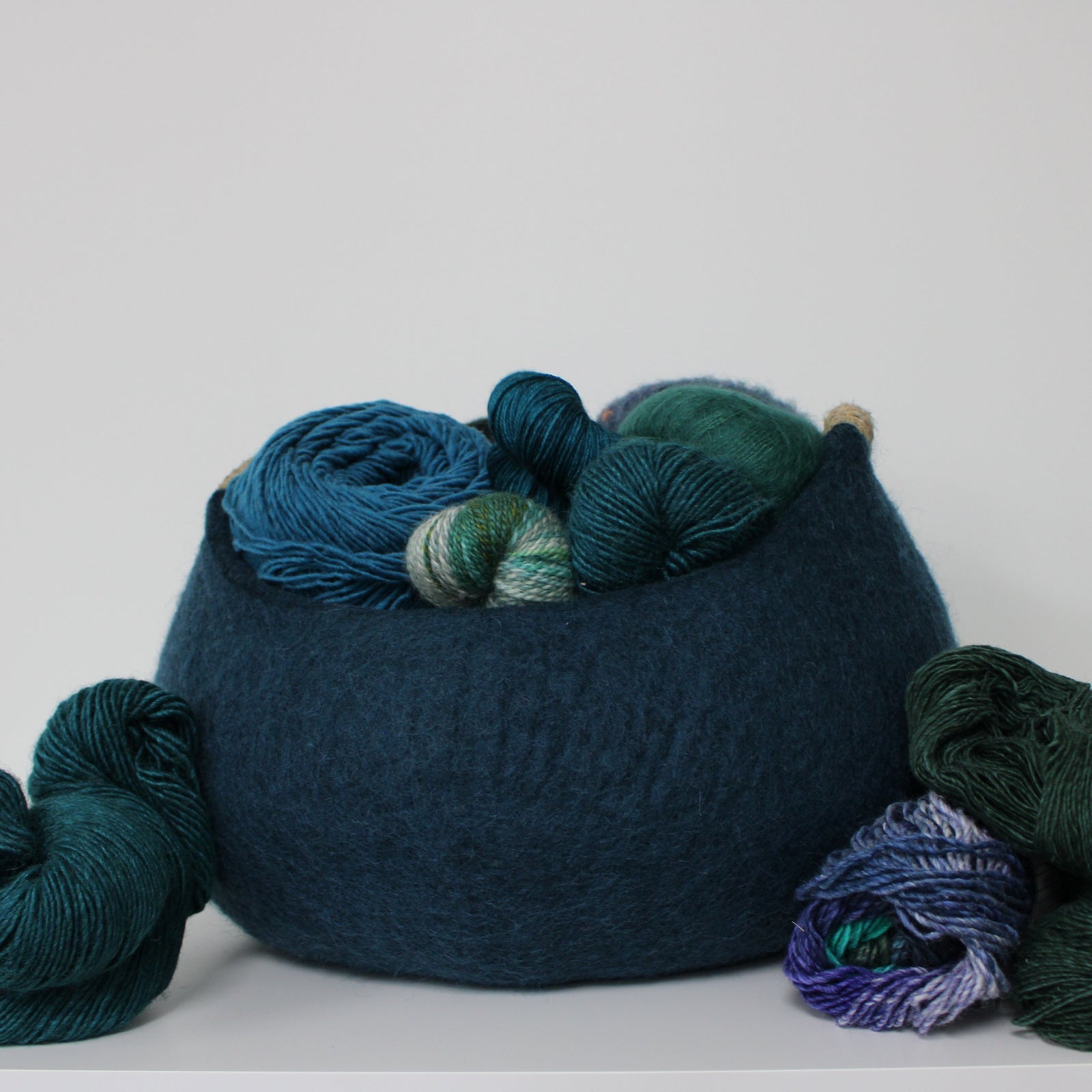 Wool Felt basket with handles in Lupin