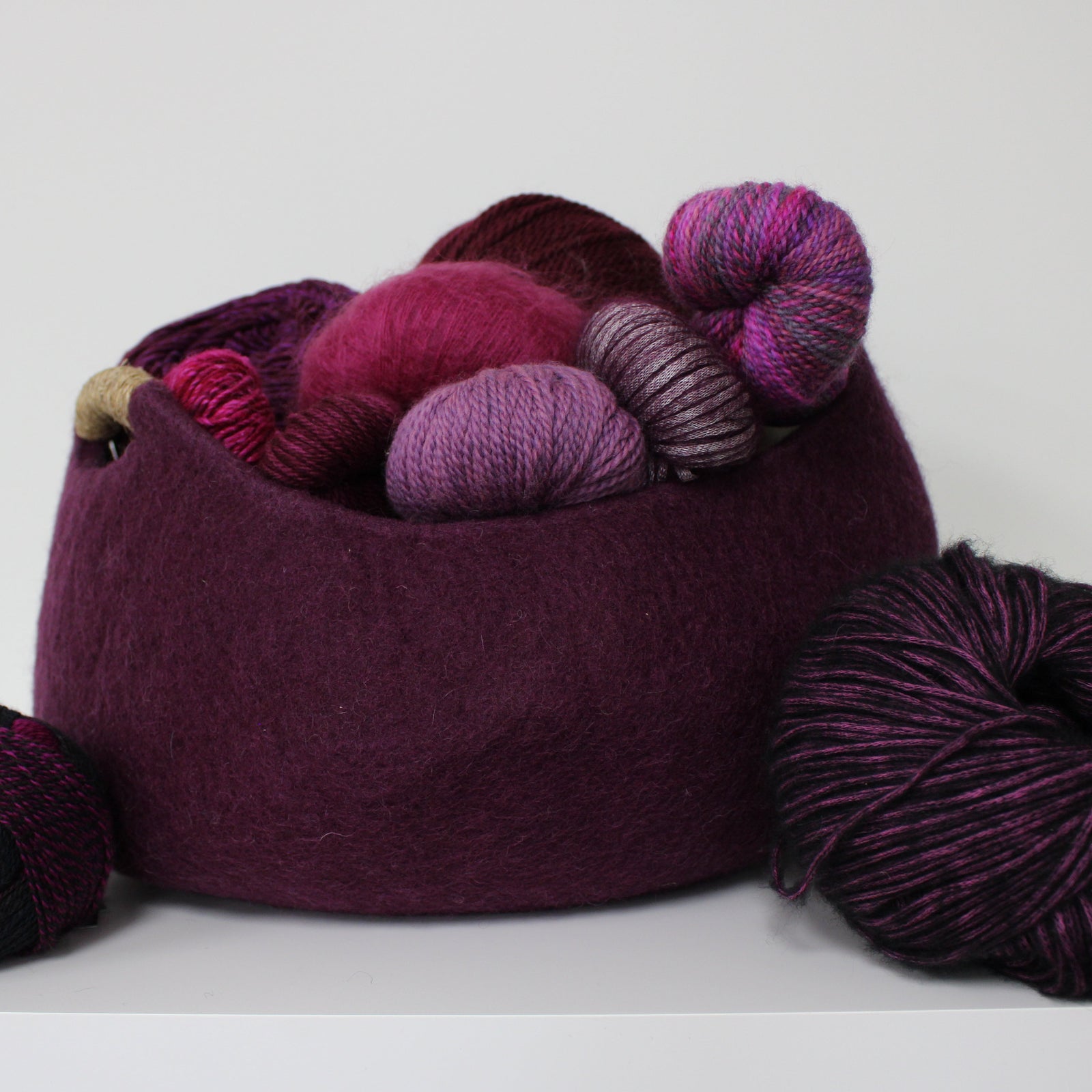 Wool Felt basket with handles in Plum