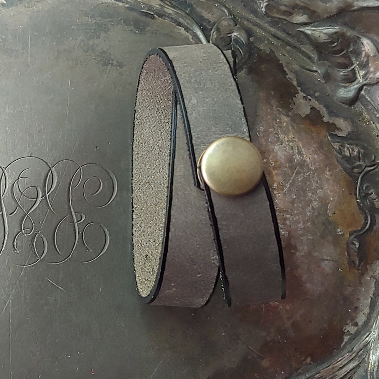 Jule leather shawl cuff pewter with antique brass stud